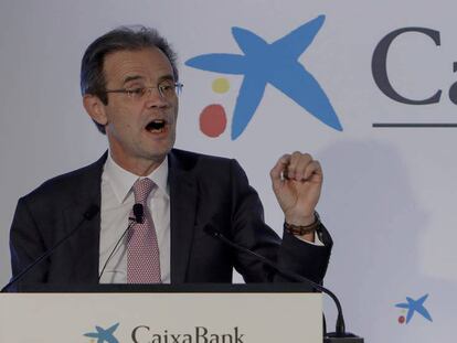 El presidente de CaixaBank, Jordi Gual (derecha).