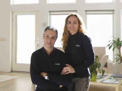 Ander Echevarría y Raquél Peláez, en la casa piloto donde reciben a los clientes. En vídeo, secuencia promocional de 100x100madera.