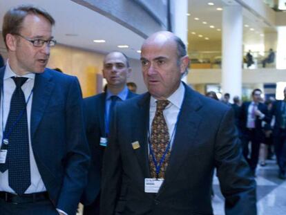 Jens Weidmann (izquierda) junto a Luis de Guindos, en una reunión del G-20 en Washington.