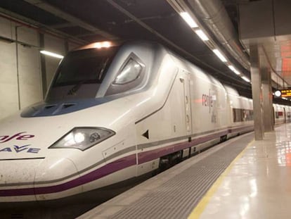 Tren AVE en la estación de Barcelona-Sant.