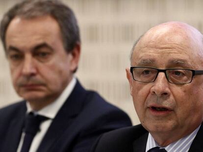 Montoro, junto a Zapatero, en el acto en el que ha anunciado las medidas.