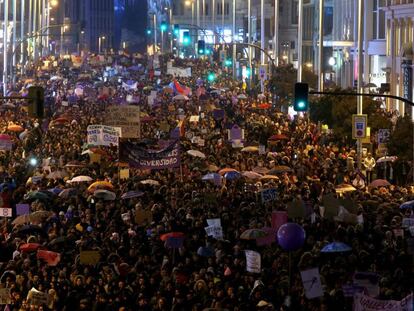 La manifestación en Madrid a su paso por la Gran Vía .