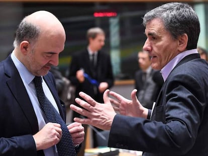 El ministro de Finanzas giego, Euclid Tsakalotos (derecha), junto al comisario europeo de Asuntos Económicos, Pierre Moscovici, este martes en Bruselas. En vídeo, declaraciones del ministro búlgaro de Finanzas.