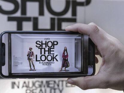 Vista de un escaparate a través de la realidad aumentada en Zara. En vídeo, un ejemplo de cómo funciona la app.