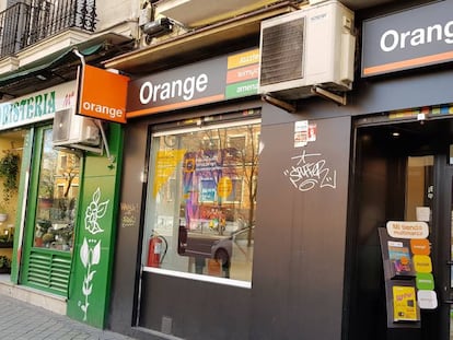 FOTO: Una tienda de Orange en Madrid. / VÍDEO: Declaraciones del portavoz de OCU, Enrique García, sobre el aumento de las tarifas.