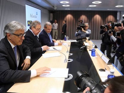 El presidente de ACS, Florentino Pérez, su consejero delegado, Marcelino Fernández Verdes, y el consejero delegado de Atlantia, Giovanni Castellucci, durante la rueda de prensa para detallar el acuerdo de compra conjunta de Abertis.