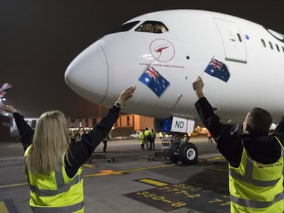El personal de tierra del aeropuerto de Heathrow, en Londres, da la bienvenida al Boeing 787-9 tras su primer vuelo regular directo entre Australia y Reino Unido.