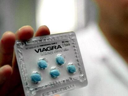 Un doctor muestra píldoras del tratamiento Viagra de Pfizer