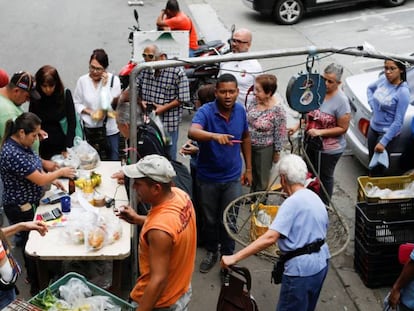 Un mercado de frutas y verduras en Caracas. En vídeo, el director adjunto del Departamento de Investigación del FMI habla de las perspectivas de Latinoamérica.