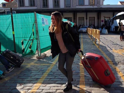 Una viajera baja del autocar que conecta con la estación de tren de Granada. / El recorrido de AVE más autobús desde Madrid a Granada.