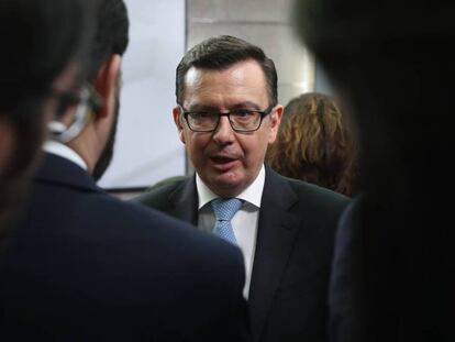 FOTO: El ministro de Economía, Román Escolano, a la salida del Consejo de Ministros. | VÍDEO: La opinión de Pedro Sánchez sobre el nuevo impuesto digital.