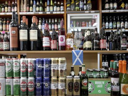 Latas y botellas de bebidas alcohólicas en una licorería de Edimburgo.