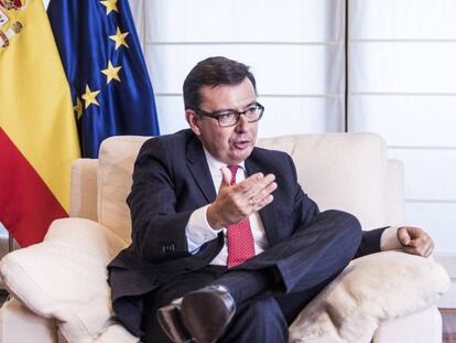 Entrevista con Román Escolano, ministro de Economia, en la antesala de su despacho en la sede del ministerio.