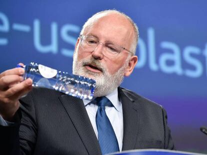 El vicepresidente de la Comisión, Frans Timmermans, critica la presencia de una botella de plástico en su atril durante la presentación de la iniciativa.