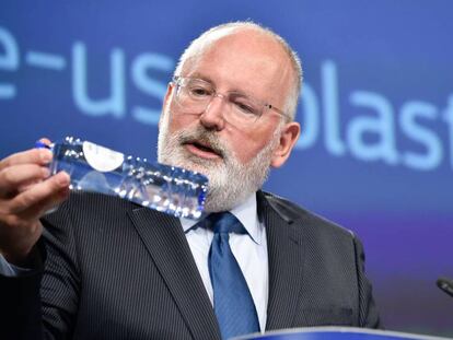 El vicepresidente de la Comisión, Frans Timmermans, critica la presencia de una botella de plástico en su atril durante la presentación de la iniciativa.