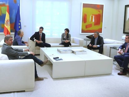 El presidente del Gobierno, Pedro Sánchez, con la ministra de Trabajo Magdalena Valerio; los líderes de los sindicatos (Pepe Álvarez, de UGT y Unai Sordo, de CC OO), el presidente de la CEOE, Joan Rosell y de Cepyme, Antonio Garamendi en el Palacio de la Moncloa.