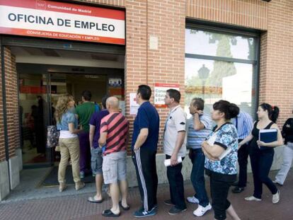 Cola en una oficina de empleo. En vídeo: Una de cada tres familias no puede permitirse vacaciones (ATLAS)