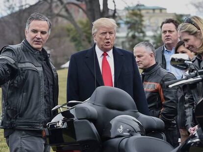 Donald Trump y el CEO de Harley-Davidson, Matthew Levatich, en febrero de 2017 en la Casa Blanca. En vídeo, especialistas financieros analizan la decisión de la compañía.
