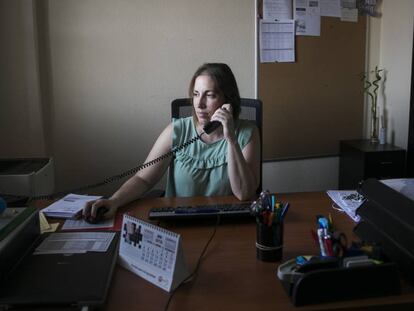 Almudena Prieto, trabajadora de una empresa del sector servicios, en Madrid. Carlos Rosillo En vídeo, la CEOE ratifica el principio de acuerdo salarial con los sindicatos.