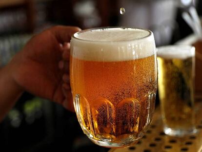 Un camarero sirve una pinta de cerveza en un bar de Londres