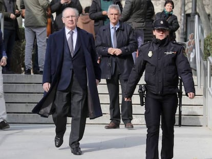 Rodrigo Rato llega a la Audiencia Nacional, en Madrid, el pasado 18 de abril de 2017. En el vídeo, crónica sobre la sentencia a Rato.