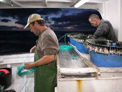 Dos pescadores en aguas de marruecos a unas 24 millas de la costa.