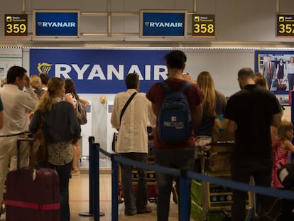 Mostradores de Ryanair en la terminal 1 del Aeropuerto Adolfo Suarez-Barajas, en Madrid.