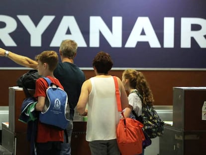 Ambiente en el mostrador de Ryanair hoy en el aeropuerto de Barcelona. Foto: Albert Garcia