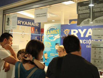 Pasajeros en los mostradores de Ryanair, en el aeropuerto de Madrid-Barajas.