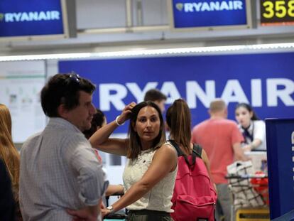 Pasajeros esperan en los mostradores de Ryanair en el aeropuerto Adolfo Suárez de Madrid durante la huelga de tripulantes de cabina de la compañía irlandesa.