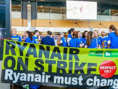 FOTO: Empleados de Ryanair se manifiestan en Bélgica. / VÍDEO: Las razones de los trabajadores de Ryanair para ir a la huelga.