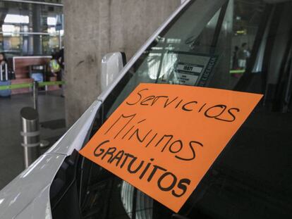 Parada de Taxi de la T4 durante la huelga de taxistas en Madrid / En vídeo, los taxistas de Madrid se suman a la huelga indefinida de Barcelona