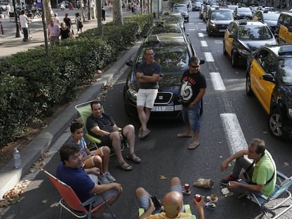 Taxistes bloquegen la Gran Via de Barcelona. En vídeo, el sector del taxi també es mobilitza a Madrid amb serveis mínims especials.