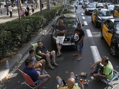 Taxistes bloquegen la Gran Via de Barcelona. En vídeo, el sector del taxi també es mobilitza a Madrid amb serveis mínims especials.