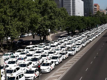 Huelga de taxistas en Madrid. En vídeo, representantes de los taxistas valoran la reunión con el secretario de Estado de Transportes.