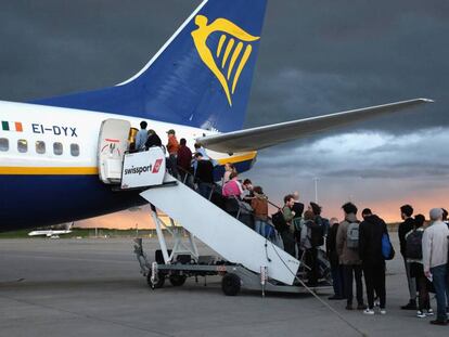 Pasajeros de Ryanair embarcan en un avión de la compañía / En vídeo, declaraciones del portavoz de OCU