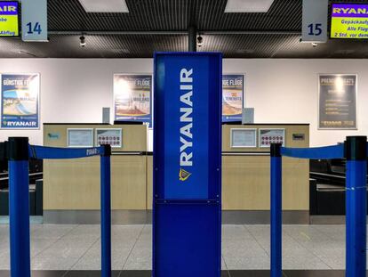 Vista de unos mostradores de la compañía aérea Ryanair en el Aeropuerto de Baja Renania en Weeze, Alemania.