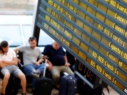 Pasajeros esperan junto a un panel con vuelos cancelados en Berlín.