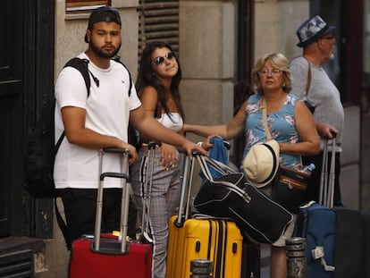 Varios turistas con maletas en el centro de Madrid.