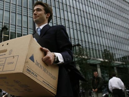 Un trabajador de Lehman Brothers sale de las oficinas del distrito financiero de Londres el 15 de septiembre de 2008, día de la quiebra.