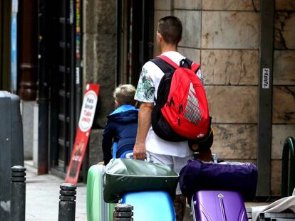 Turistas en el centro de Madrid / En vídeo, entrevistas con el responsable de Políticas Públicas de AirBnB en España y Portugal y Asociación Vecinal del distrito Centro de Madrid