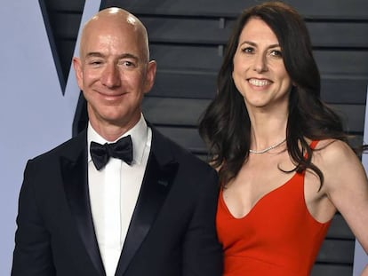 Jeff Bezos y su mujer MacKenzie en una gala / En vídeo, declaraciones de Jeff Bezos