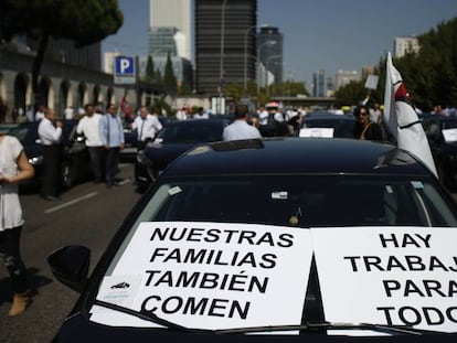 Vehículos y trabajadores de Uber y Cabify se manifiestan este viernes en Madrid contra la aprobación del decreto ley. En vídeo, declaraciones del Ministro de Fomento.