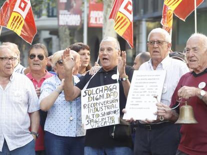 Protesta delante de la Delegacion del Gobierno en Barcelona para reclamar una subida las prestaciones por jubilación.