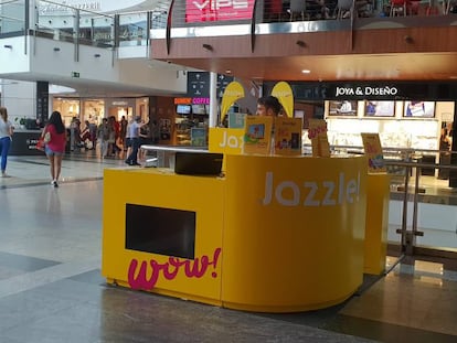 Un puesto de venta de Jazztel en Madrid.