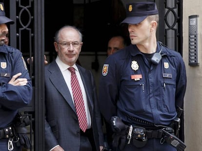 FOTO: Rodrigo Rato, al salir de su oficina en Madrid tras un registro en abril de 2015. / VÍDEO: Claves del escándalo de las tarjetas 'black'.