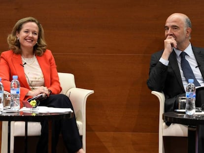 La ministra de Economía, Nadia Calviño, con el comisario Pierre Moscovici, el pasado mes de septiembre. / En vídeo, la firma de los presupuestos por parte de Pedro Sánchez y Pablo Iglesias (ATLAS).