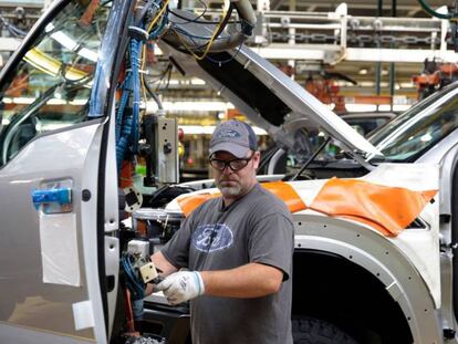 Operário trabalha em uma unidade de montagem da Ford em Deadborn, Michigan. Em vídeo, Trump se orgulha da criação de emprego em um discurso em 20 de setembro.