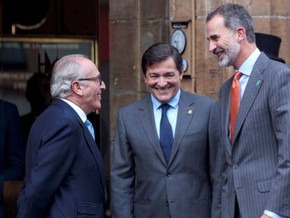 FOTO: Desde la izquierda, el presidente de la Fundación Princesa de Asturias, Luis Fernández Vega, con el presidente asturiano, Javier Fernández, y el rey Felipe VI. / VÍDEO: Protesta de los trabajadores de Alcoa.