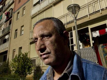 Mohamed Aziz frente a su vivienda en Martorell (Barcelona), en una imagen de archivo. En vídeo, el Supremo da la razón a la banca.